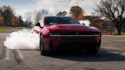Dodge Charger 2027 abandona o V8 e ganha tração integral – fotos e detalhes