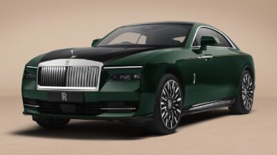Rolls-Royce Spectre se atualiza para ensinar luxo e tradição à Ferrari Luce