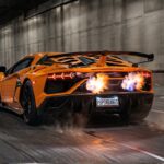 Estouros no escapamento: por que carros esportivos simulam falhas de motores carburados?