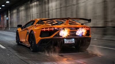 Estouros no escapamento: por que carros esportivos simulam falhas de motores carburados?