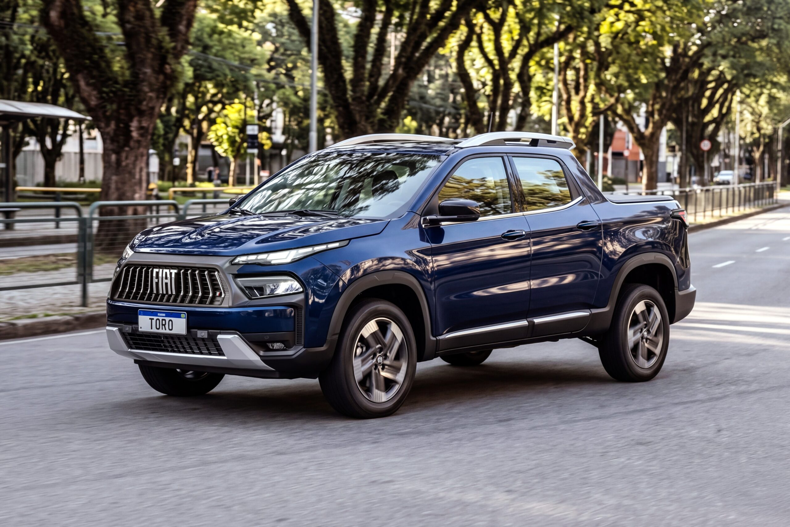 Impressões: Fiat Toro 2027 híbrida melhora no consumo e no convívio, mas só na cidade