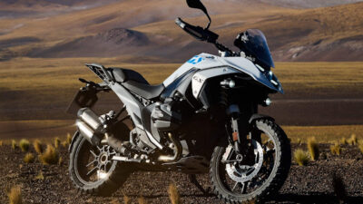 BMW R 1300 GS 2026 ganha ponteira Akrapovic: preço parte de R$ 115.990