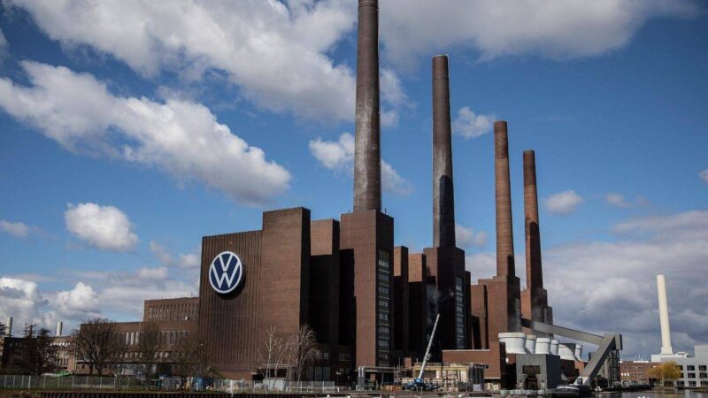 Queda nos lucros expõe crise e economistas preveem venda da Volkswagen para chineses