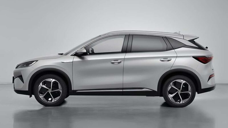 SUV elétrico de quase 1.800 kg freia sozinho e excesso de sensores irrita no trânsito