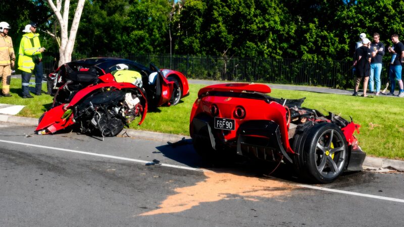 Ferrari SF90 Spider se parte ao meio em acidente na Austrália e motorista sai ileso