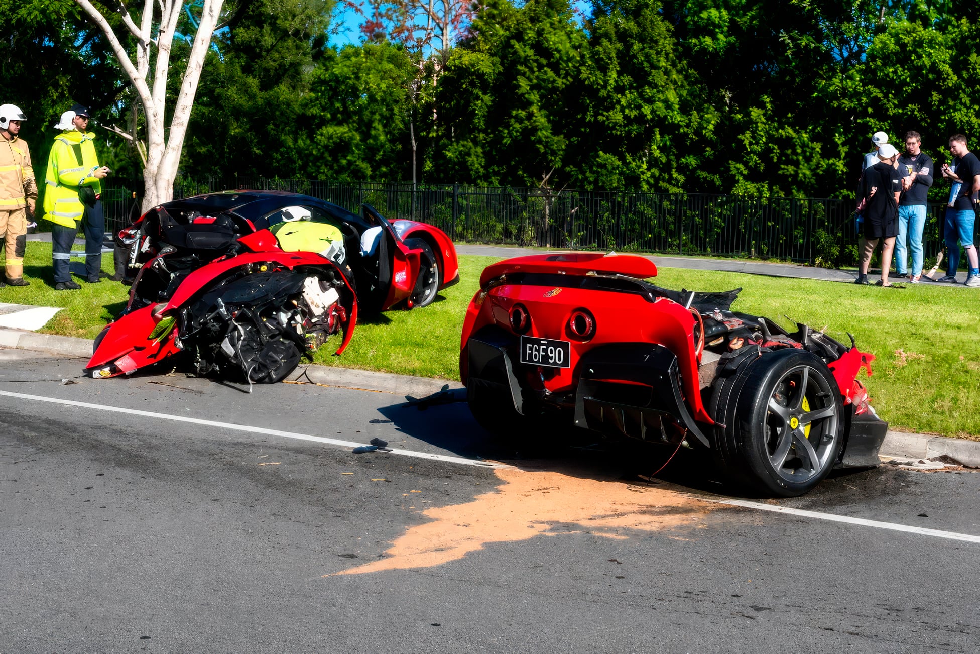 Ferrari SF90 Spider se parte ao meio em acidente na Austrália e motorista sai ileso