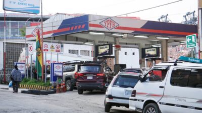 O que é o escândalo da “gasolina basura”, que já estragou 30.000 carros na Bolívia desde o início do ano e envolve atual presidente