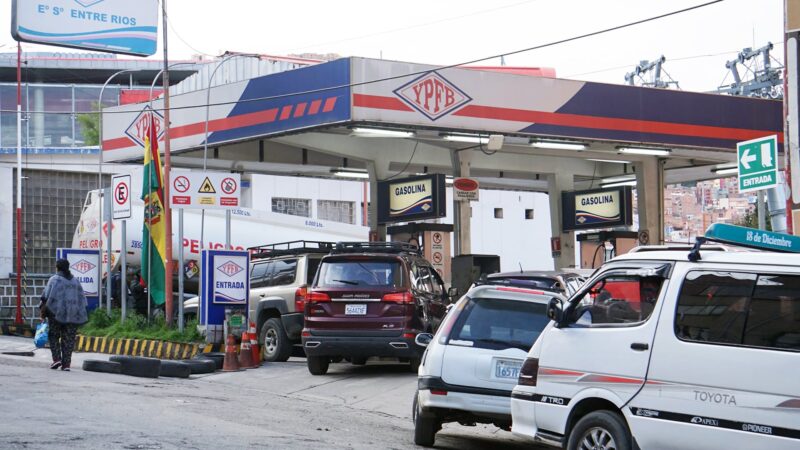 O que é o escândalo da “gasolina basura”, que já estragou 30.000 carros na Bolívia desde o início do ano e envolve atual presidente