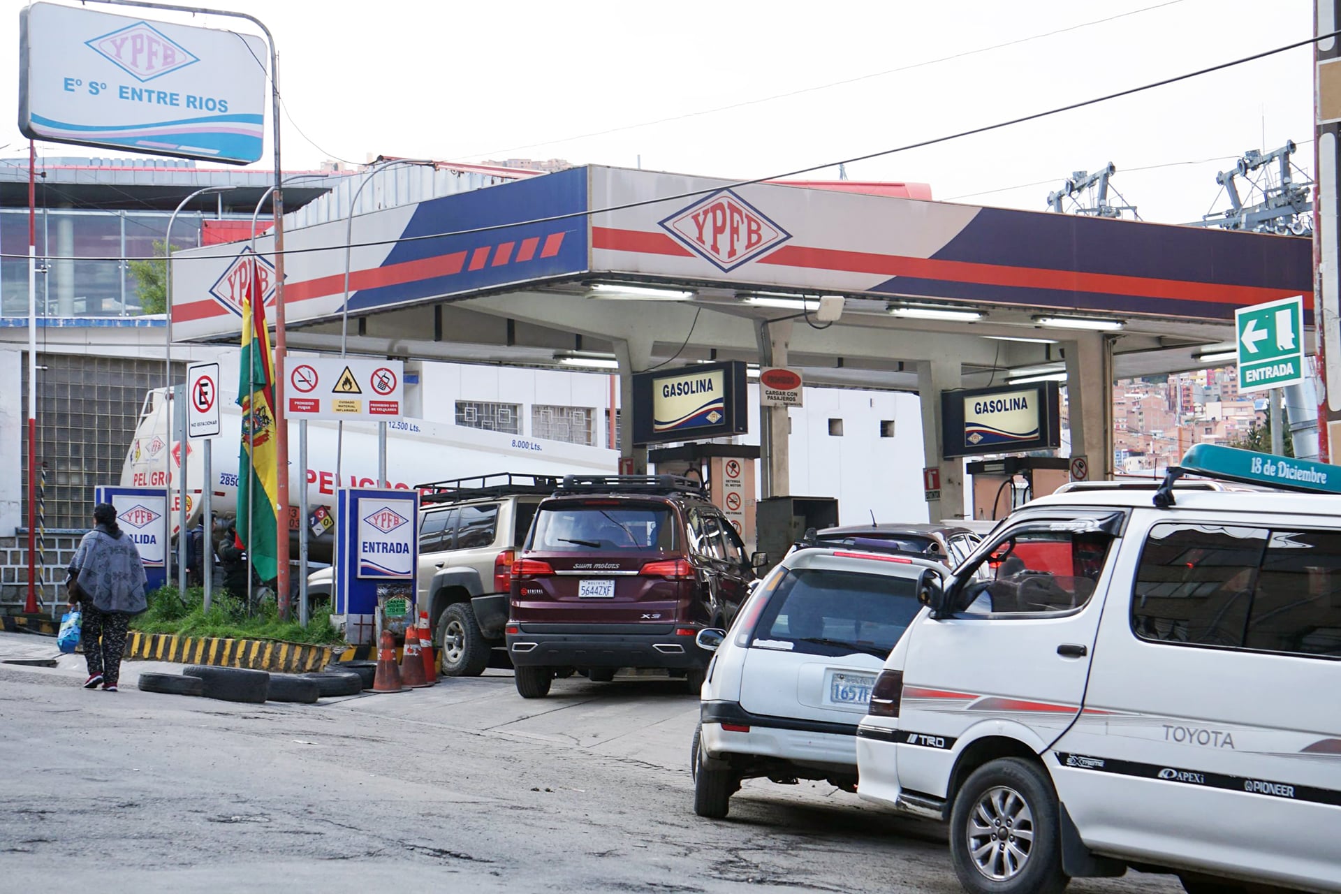 O que é o escândalo da “gasolina basura”, que já estragou 30.000 carros na Bolívia desde o início do ano e envolve atual presidente