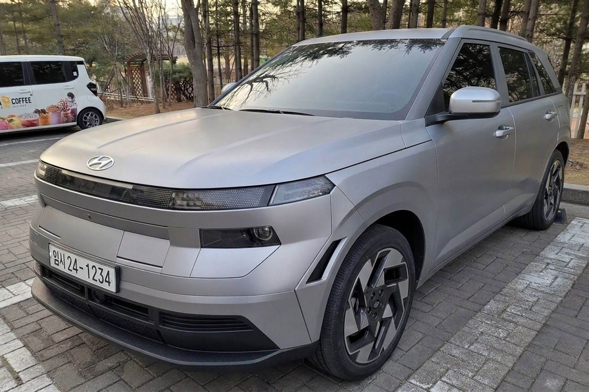 Novo Hyundai Kona aparece sem camuflagem e ganha visual inspirado nos elétricos Ioniq