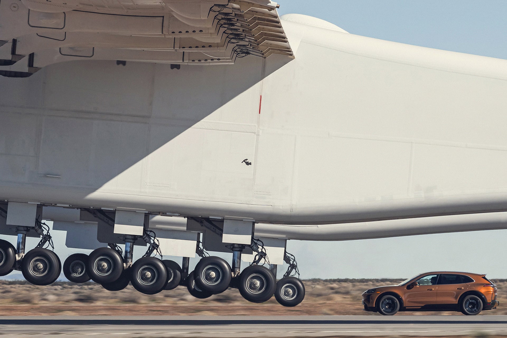 Porsche acelera o novo Cayenne elétrico por baixo do maior avião do mundo