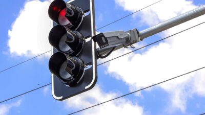 Semáforo desenvolvido na USP reduz em 71% o tempo de espera do pedestre e também agiliza para os carros