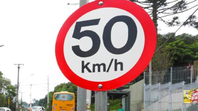 Existe velocidade mínima no Brasil? O que diz a lei e por que não há placa