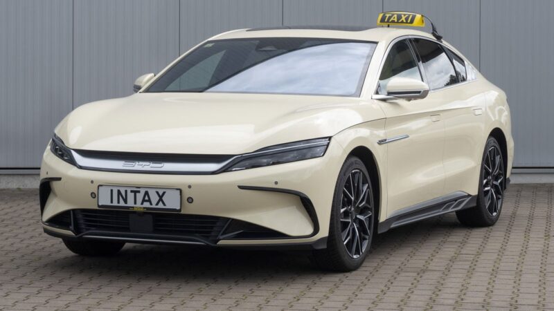 Mercedes-Benz e BYD travam guerra de descontos pelos táxis da Alemanha