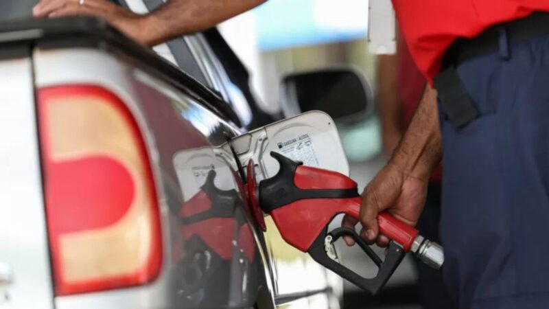Donos de BYD elétricos comemoram: gasolina chega a 32% de etanol e alternativa custa até R$ 10