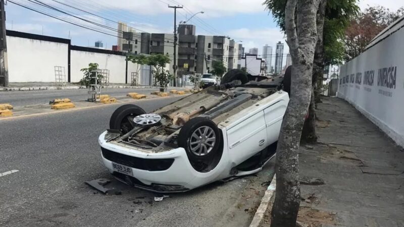 Se o seu carro capotar, não solte o cinto de segurança! Veja o que fazer para sair com segurança