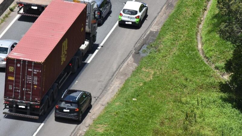Parar o carro no acostamento para atender ligação de emergência dá multa?