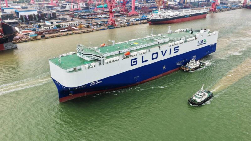 Maior ‘navio-cegonha’ do mundo parte da China carregado com… 7.738 carros da Tesla