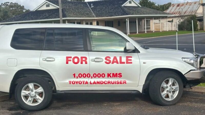 Toyota Land Cruiser com 999.999 km está à venda e caberá ao novo dono bater a marca de 1 milhão