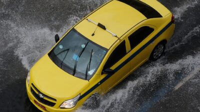 Taxista perde carro para árvore caída no Rio e descobre que seguro não cobre o prejuízo