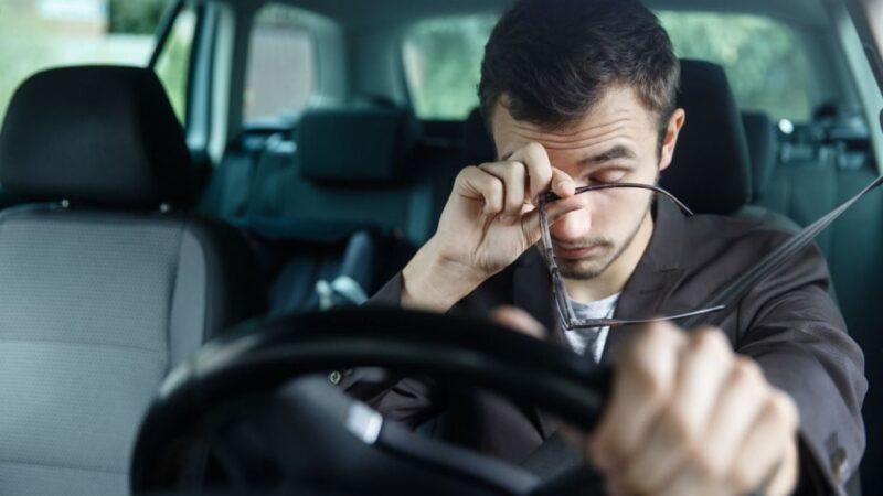 Dirigir com sono pode ser tão perigoso quanto conduzir embriagado