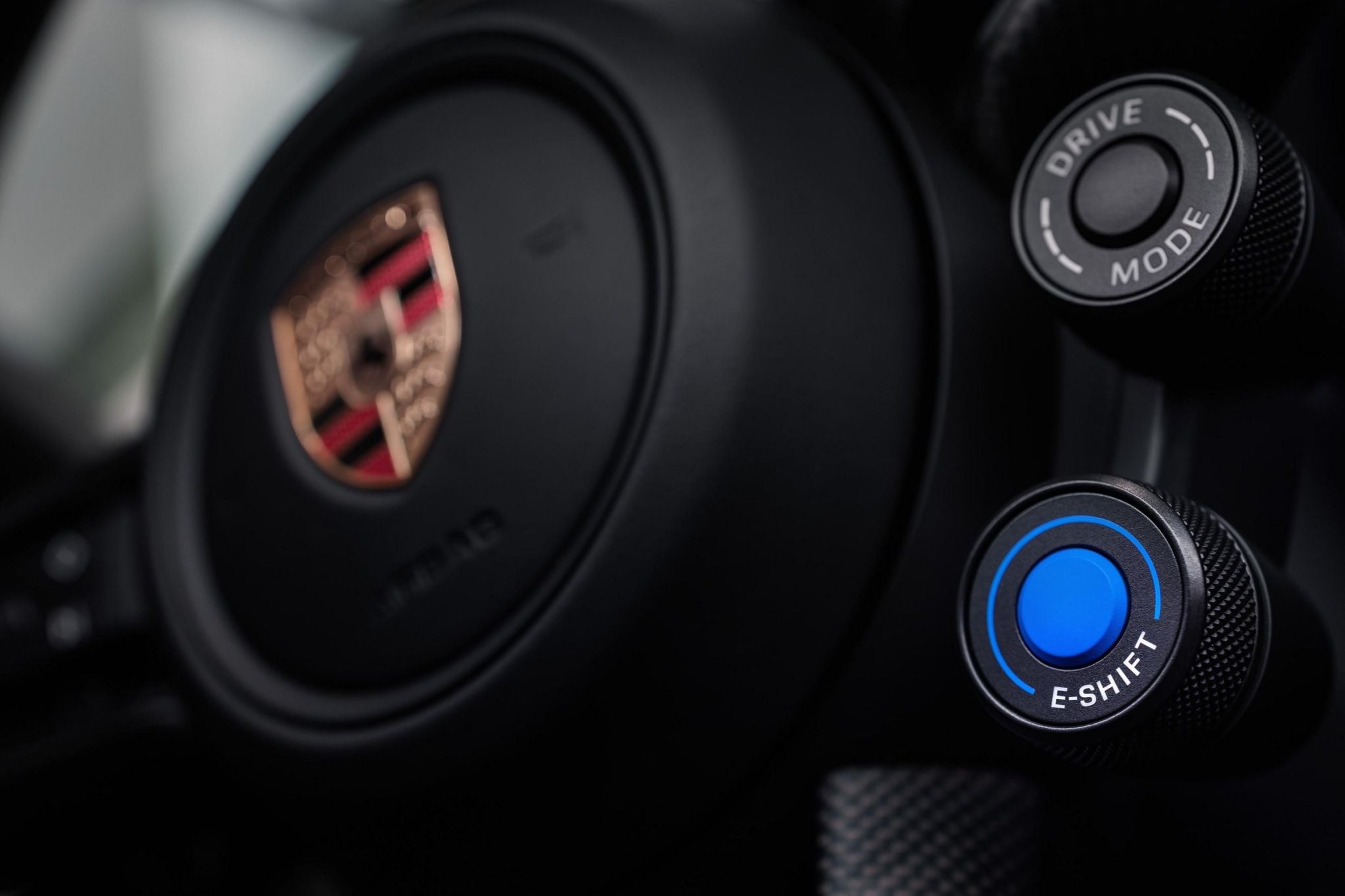 Porsche põe marcha, solavanco e som de motor no Taycan elétrico; e nada é real