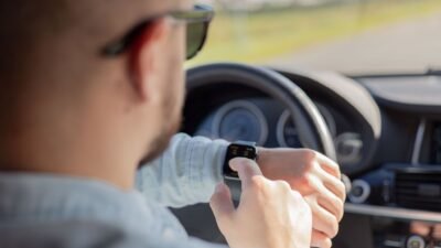 Usar smartwatch enquanto dirige dá multa? Veja o que diz a legislação