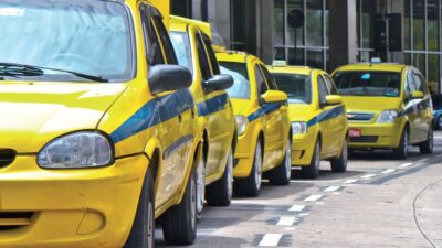 Motoristas de aplicativo e taxistas podem ter faixa exclusiva e direito de parada