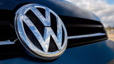Depois do Brasil, ladrões da Inglaterra estão roubando emblemas da Volkswagen para revender componente escondido