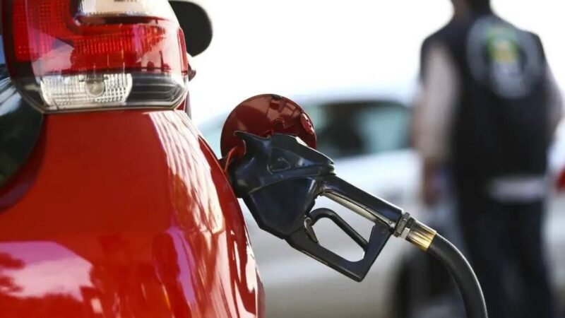 Etanol sobe 4,35% e vai a R$ 4,08; gasolina chega a R$ 6,54 e muda a conta do carro flex