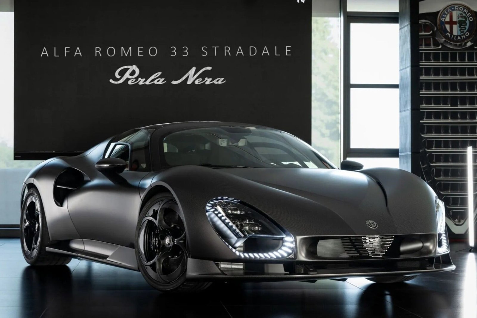 Alfa Romeo revela 33 Stradale Perla Nera, exemplar único feito sob medida para colecionador