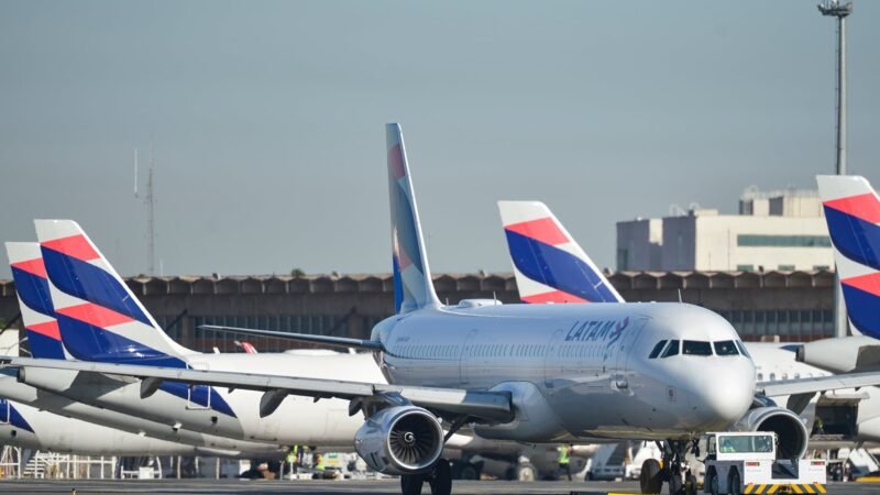 Passageiro que urinou em avião é o primeiro suspenso por ato gravíssimo sob nova regra da Anac