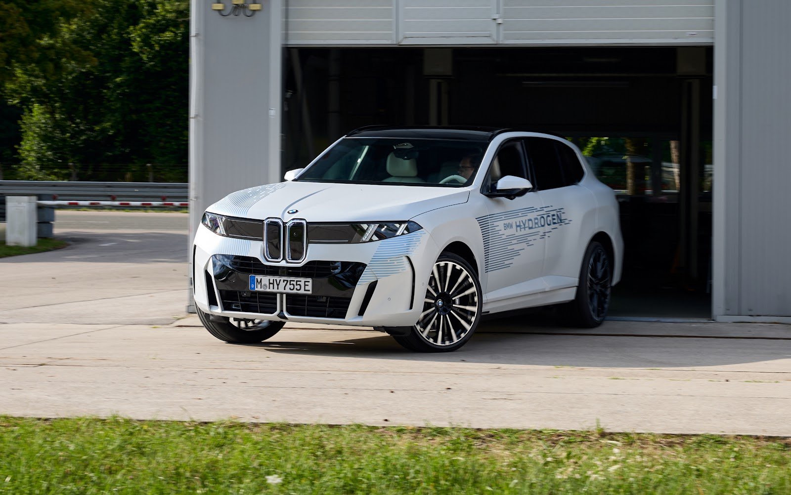 Novo BMW iX5 Hydrogen avança para produção com autonomia de até 750 km