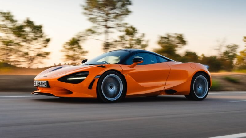 McLaren 750S terá produção encerrada em 2027 e marca o fim de ciclo dos supercarros V8 sem assistência elétrica