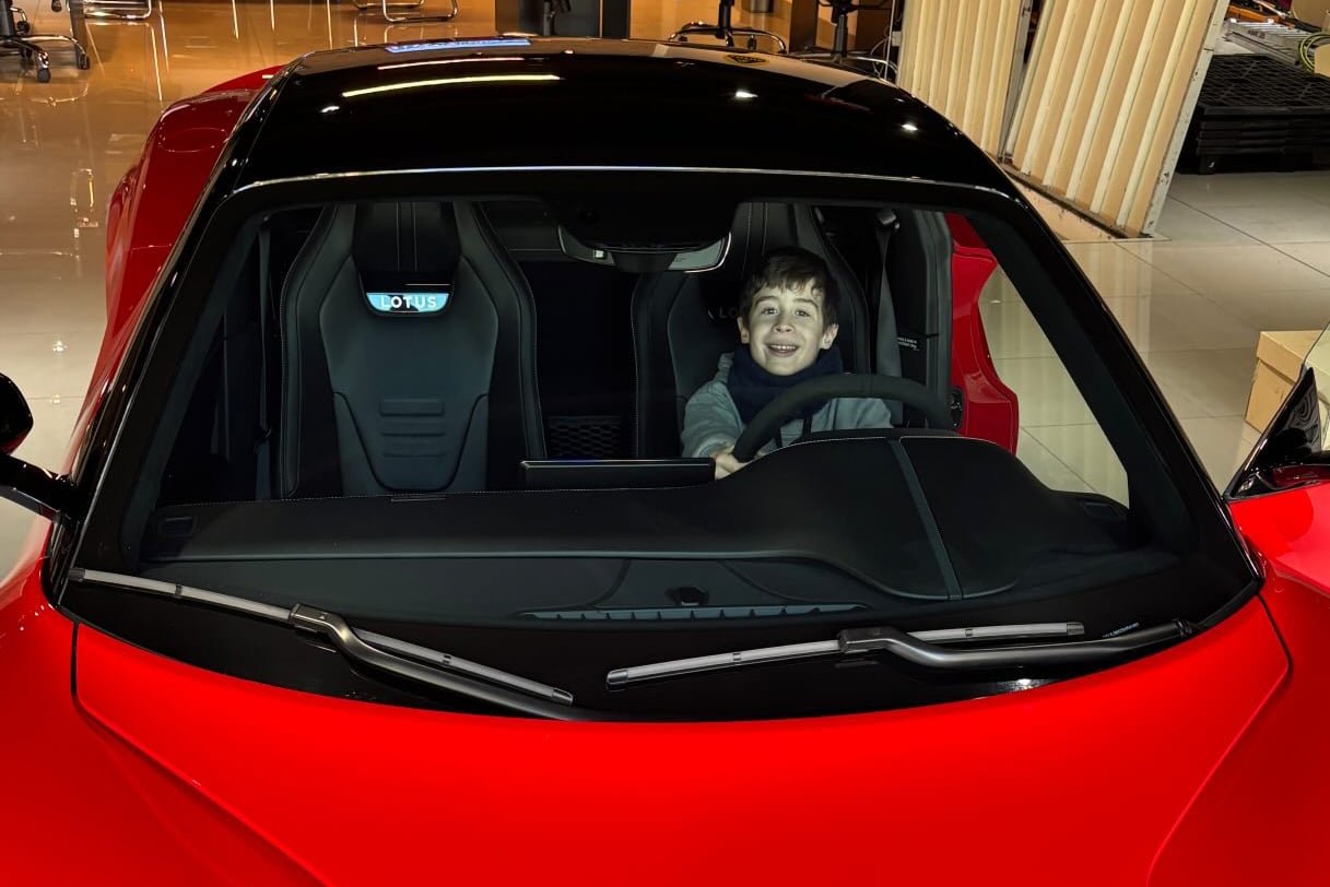 ‘Menino mais inteligente da Argentina’ projeta o próprio carro aos nove anos, inspirado no Fusca