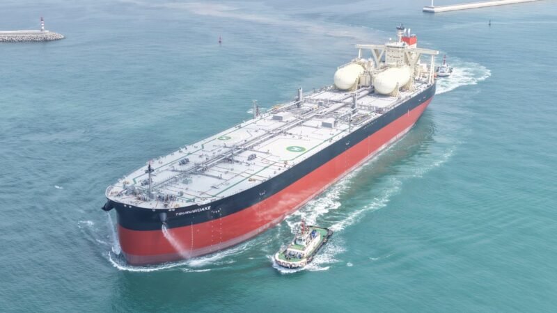 Kawasaki entrega Tsurugidake, superpetroleiro de 340 metros movido a gás natural
