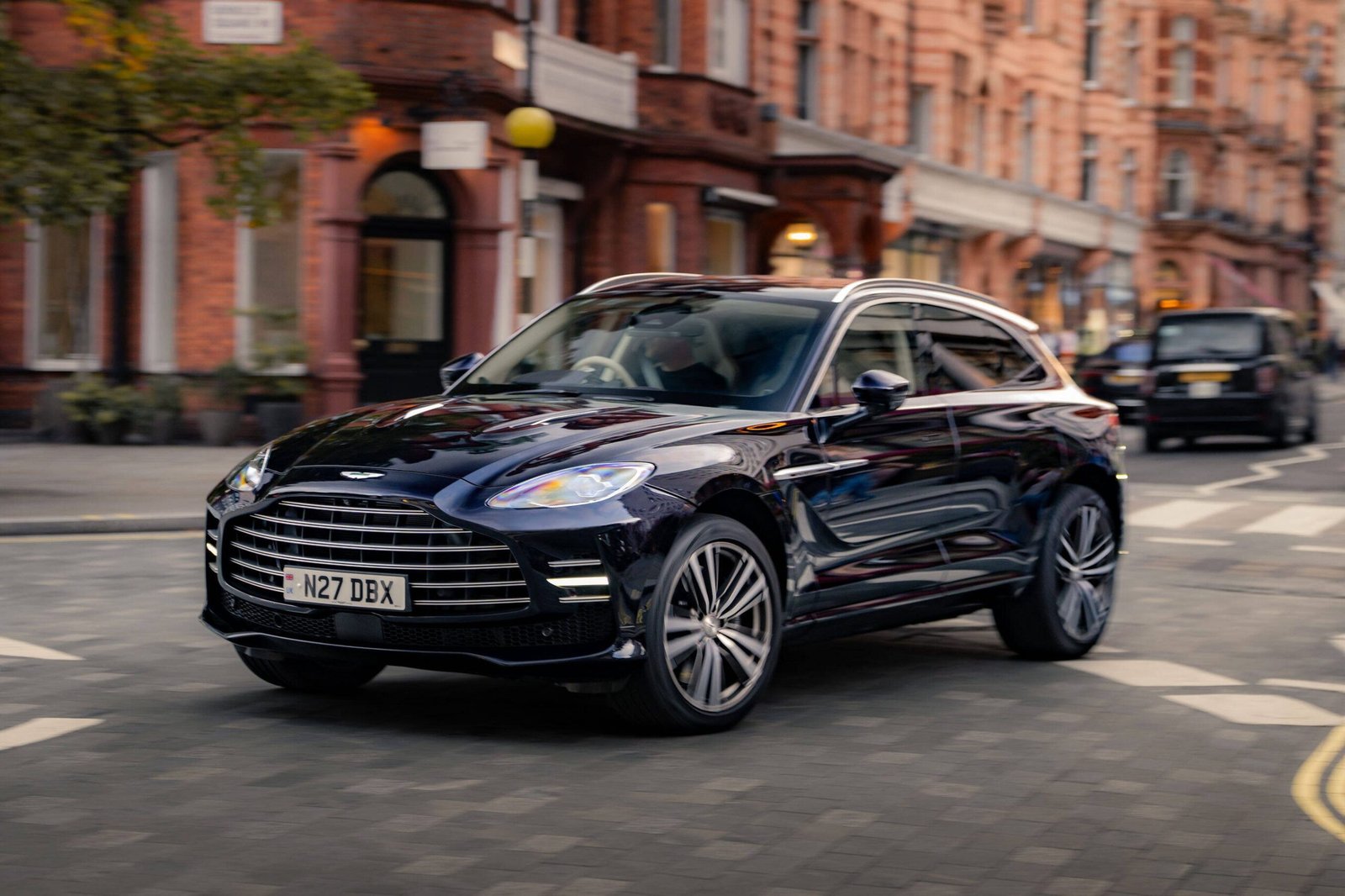 Aston Martin DBX GT: nova versão do SUV prioriza conforto e silêncio sem abrir mão da performance