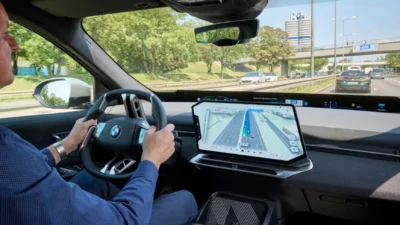 BMW Maps integra navegação 3D e assistentes de condução em modelos da marca