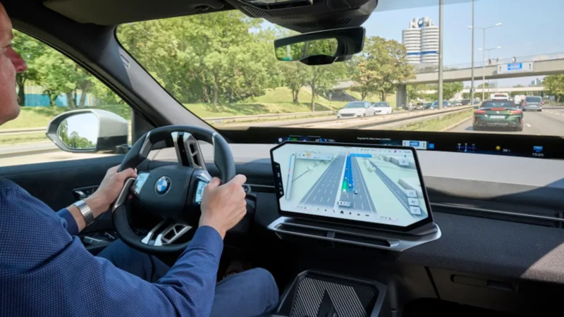BMW Maps integra navegação 3D e assistentes de condução em modelos da marca