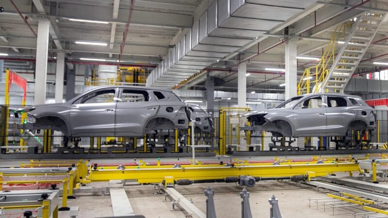 Fábrica da BYD na Bahia inicia testes de pintura e solda, e carros 100% nacionais ficam para 2027