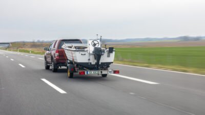 Carretinha no carro: o que conferir antes de comprar e de pegar a estrada