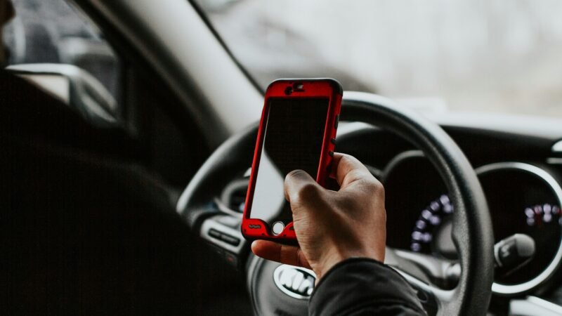 Celular ao volante: quando a multa é média? O que diz o artigo 252 do CTB