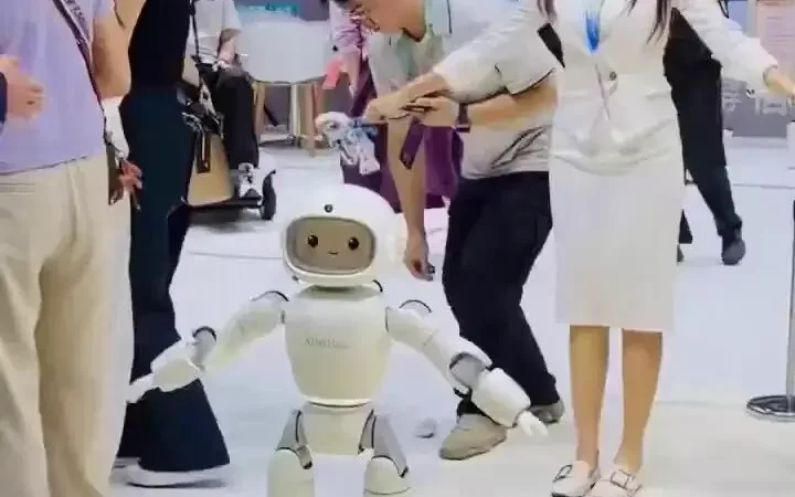 Além dos carros, Chery apresenta Mobo, robô humanoide para ajudar dentro de casa