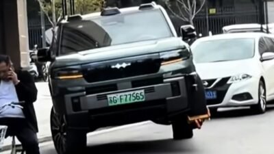 SUV da BYD avança com três rodas em vídeo de rua, com a quarta suspensa e presa a um imobilizador
