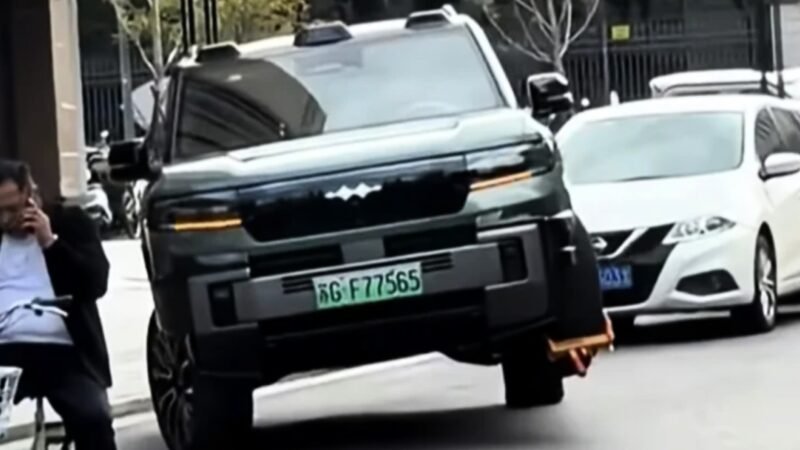SUV da BYD avança com três rodas em vídeo de rua, com a quarta suspensa e presa a um imobilizador