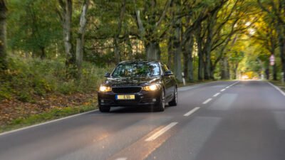 Farol baixo na estrada: quando é obrigatório usar durante o dia?