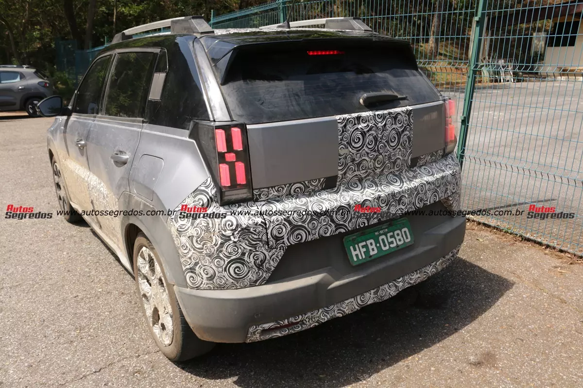 Fiat Argo X 2027: flagra mostra três protótipos da versão topo Impetus MHEV