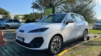 Flagra: Lepas L4, SUV compacto da nova marca premium da Chery, é visto sem camuflagem no Brasil