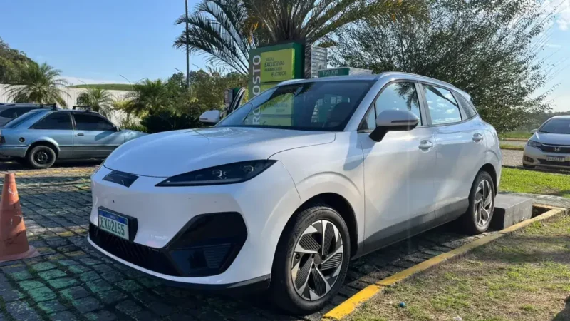 Flagra: Lepas L4, SUV compacto da nova marca premium da Chery, é visto sem camuflagem no Brasil