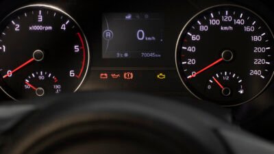 Luz da bateria acesa no painel: o que significa e quando parar o carro